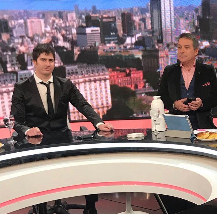 Entrevista en estudio de TV